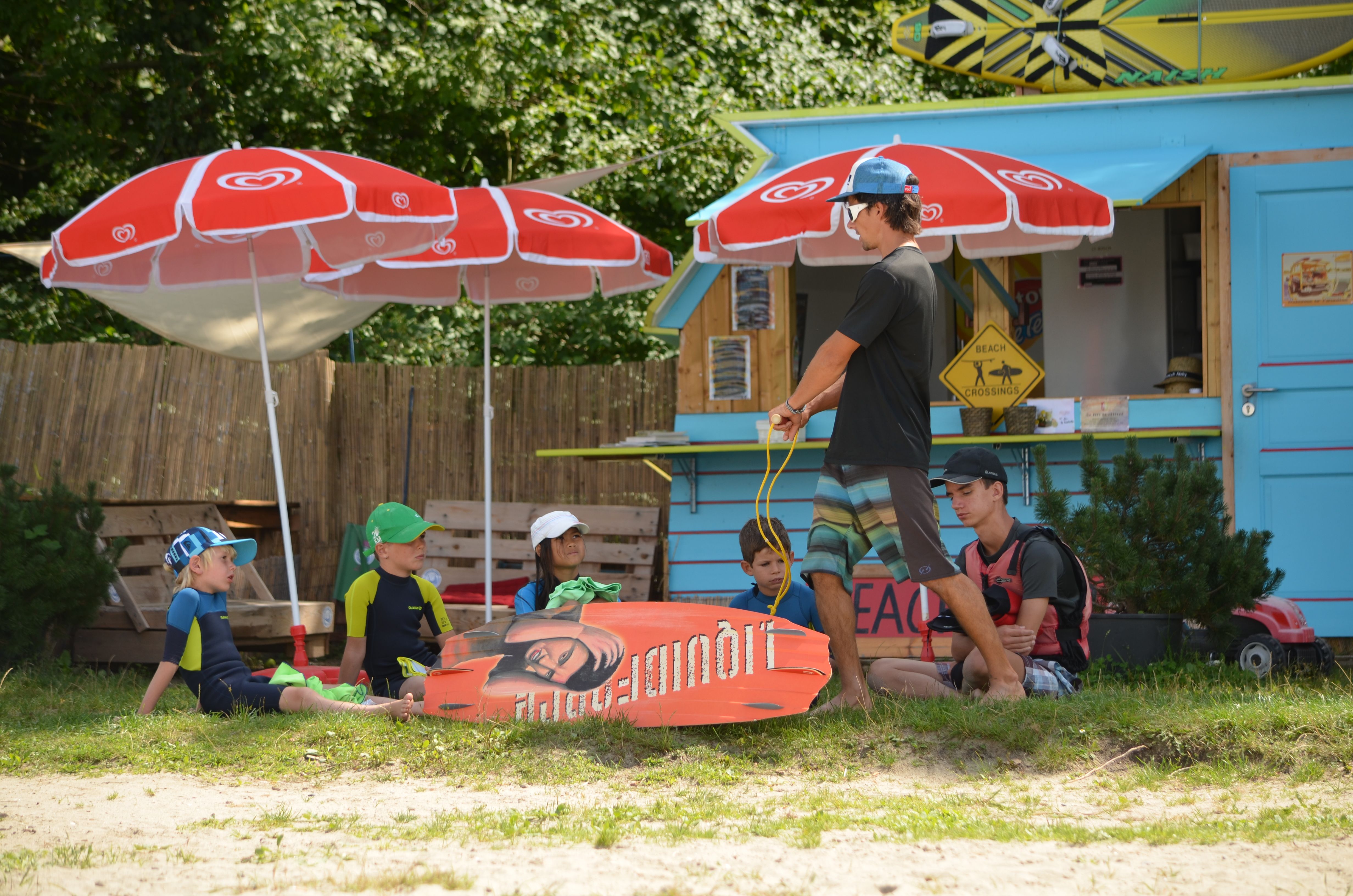 Camps d'été, préparation de la mise à l'eau des voiliers, par les enfants
