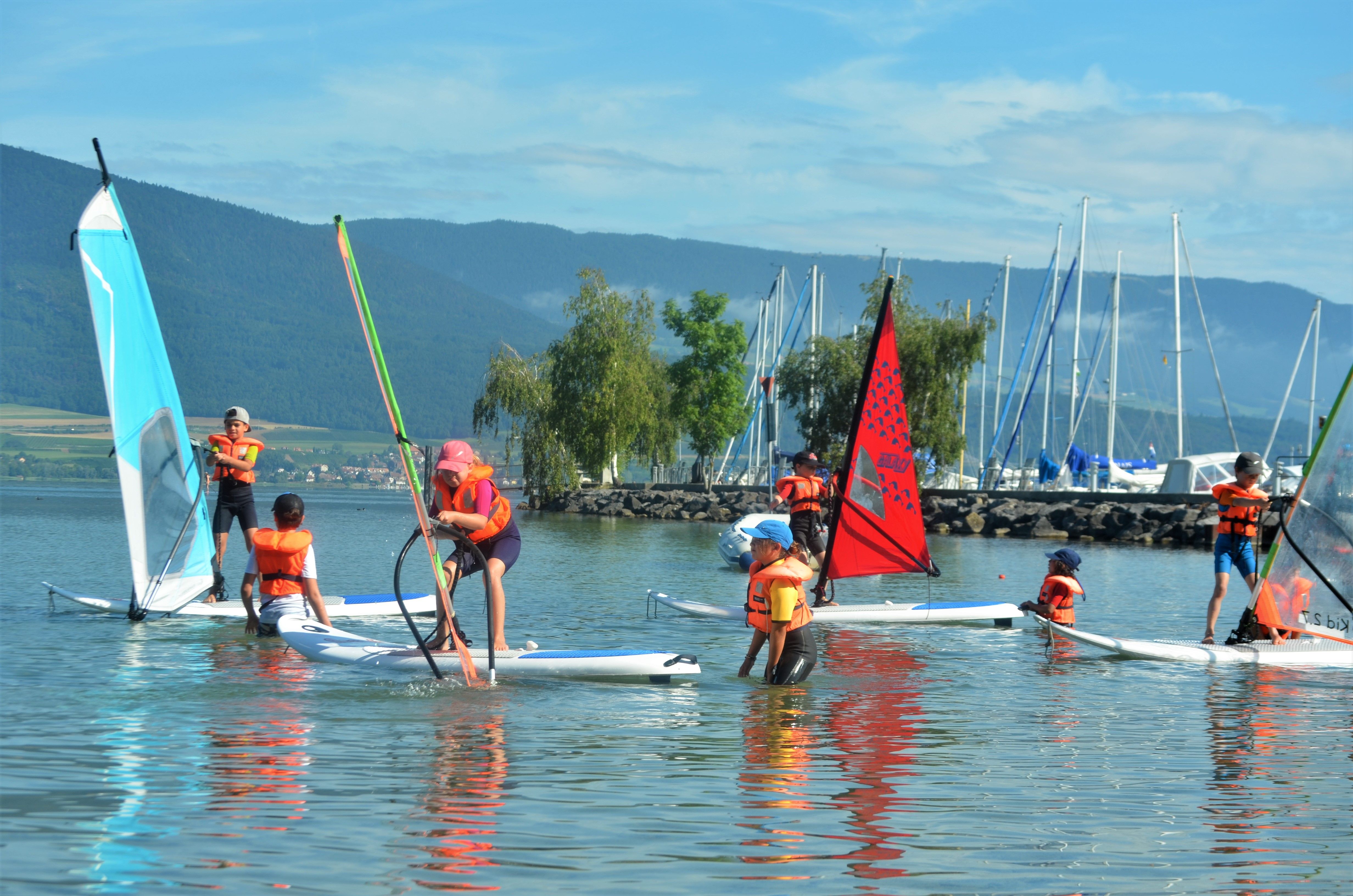 Camps d'été, navigation en bateau à voile, par les enfants