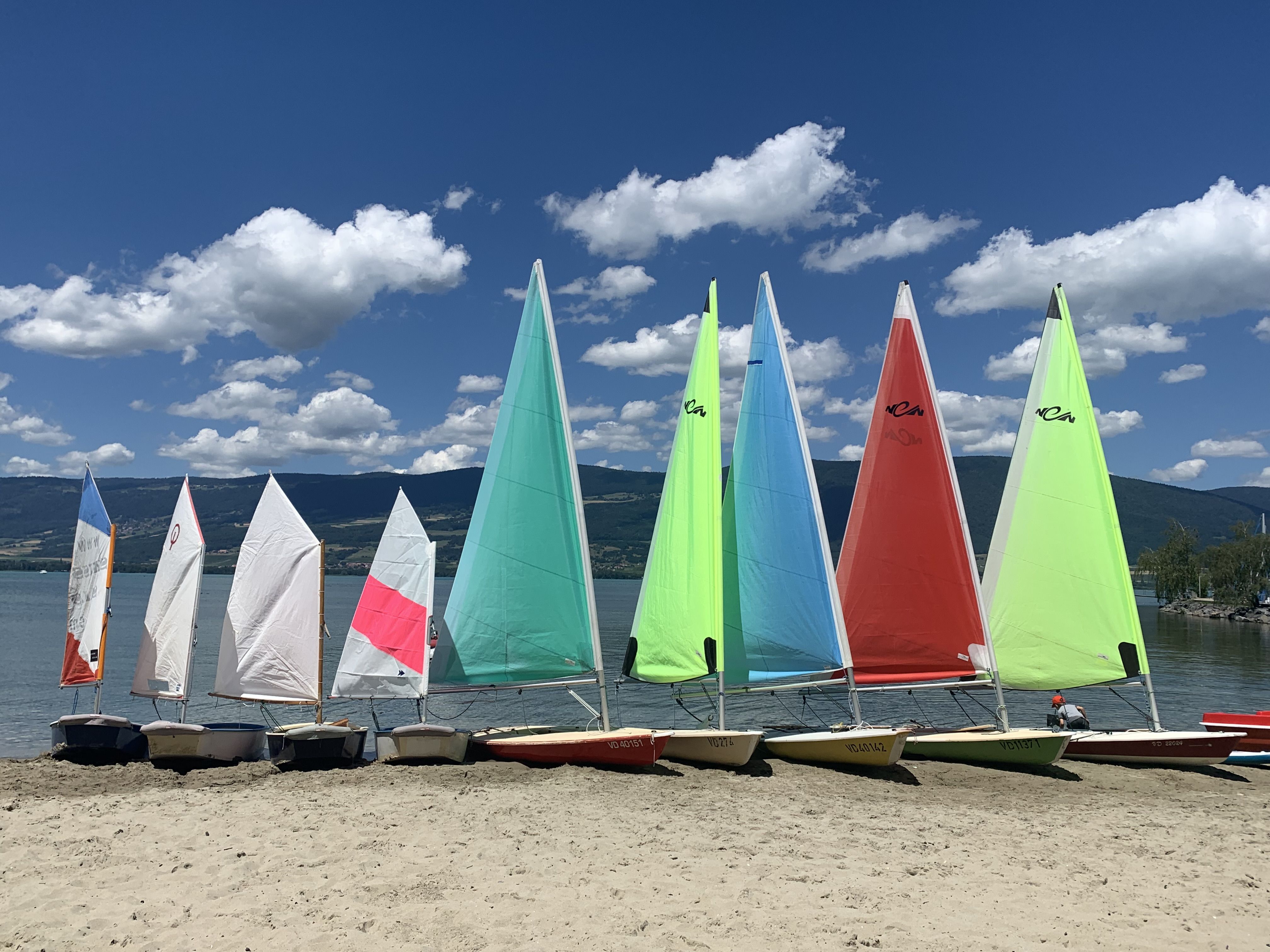 Camps d'été, Voiliers, mise à l'eau des voiliers par les enfants