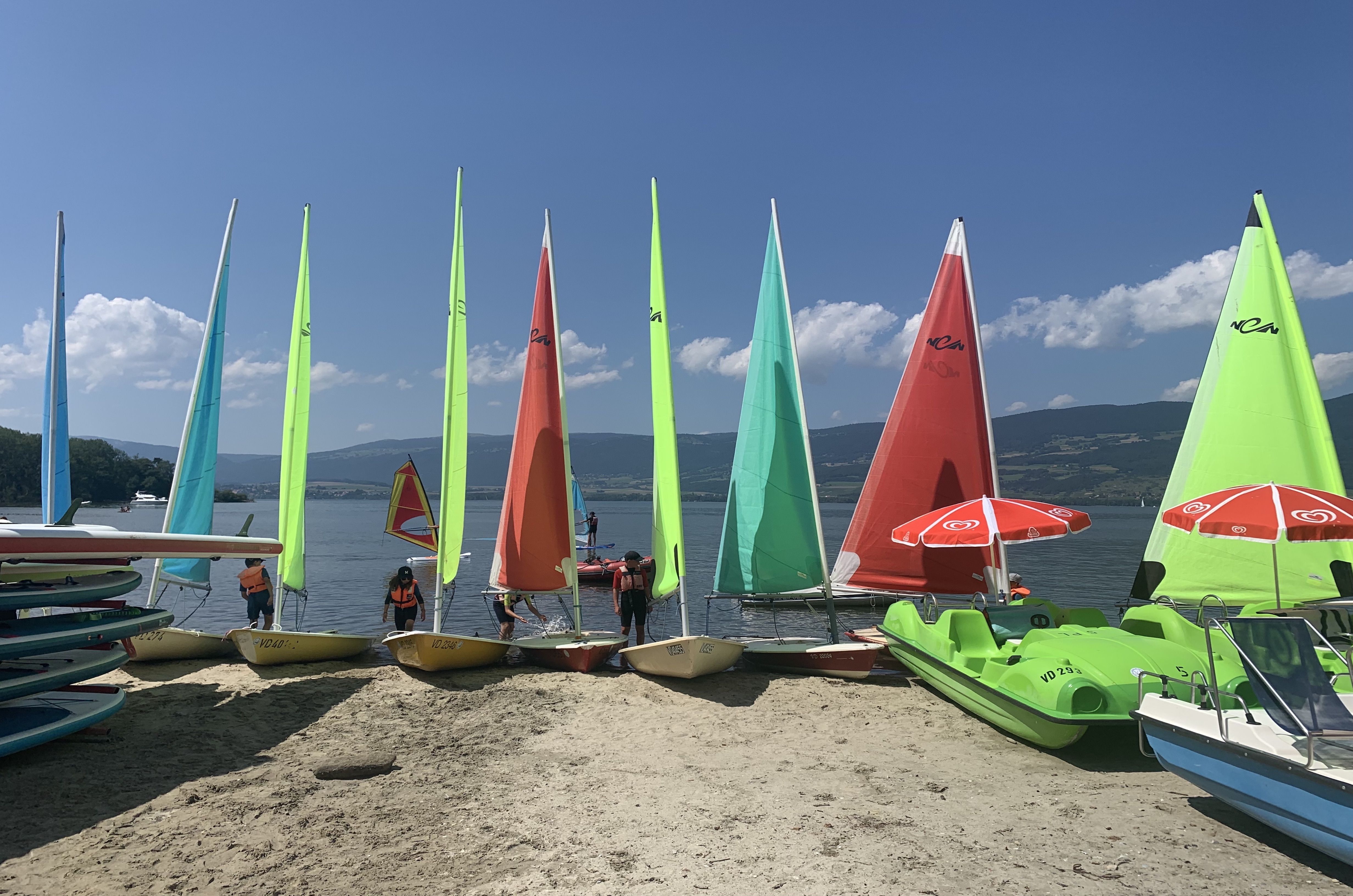 Camps d'été, Voiliers, mise à l'eau des voiliers par les enfants